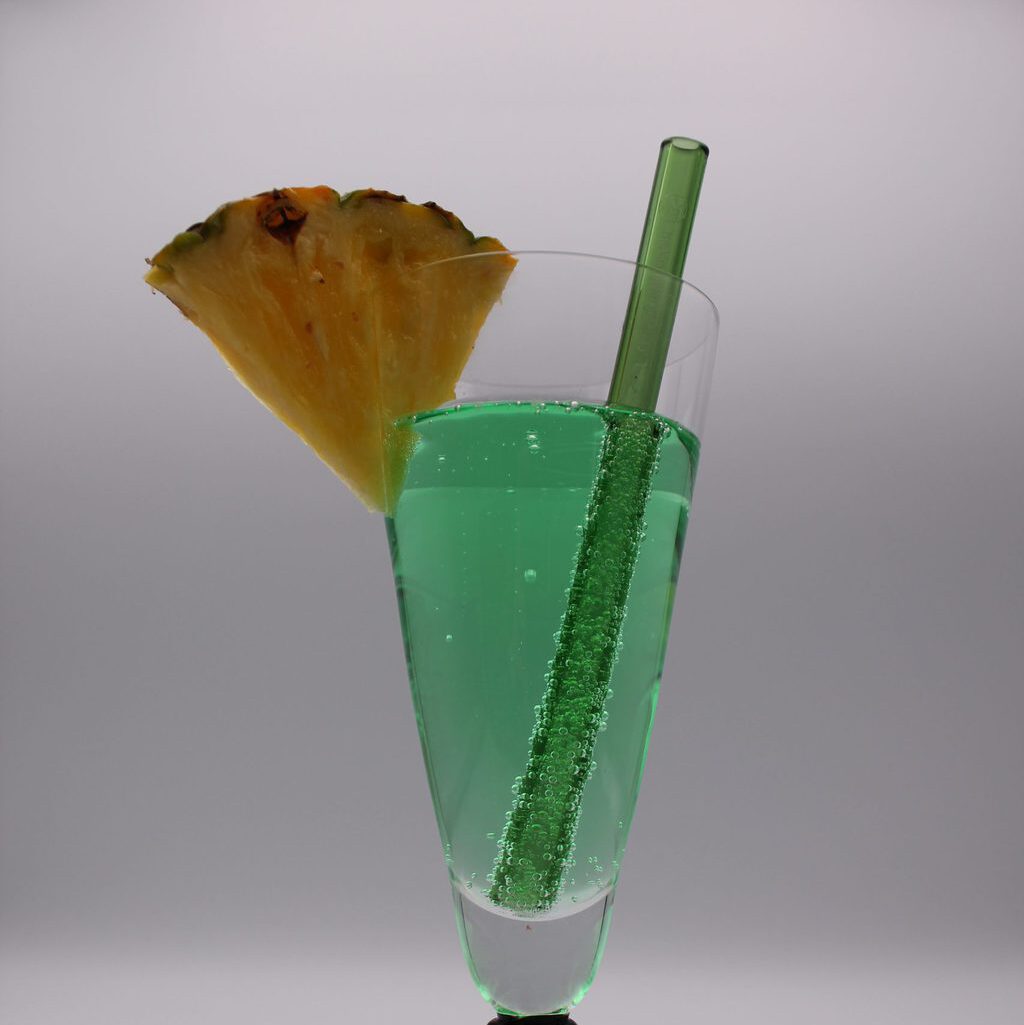 Grüner Röhrli Glastrinkhalm in Cocktail